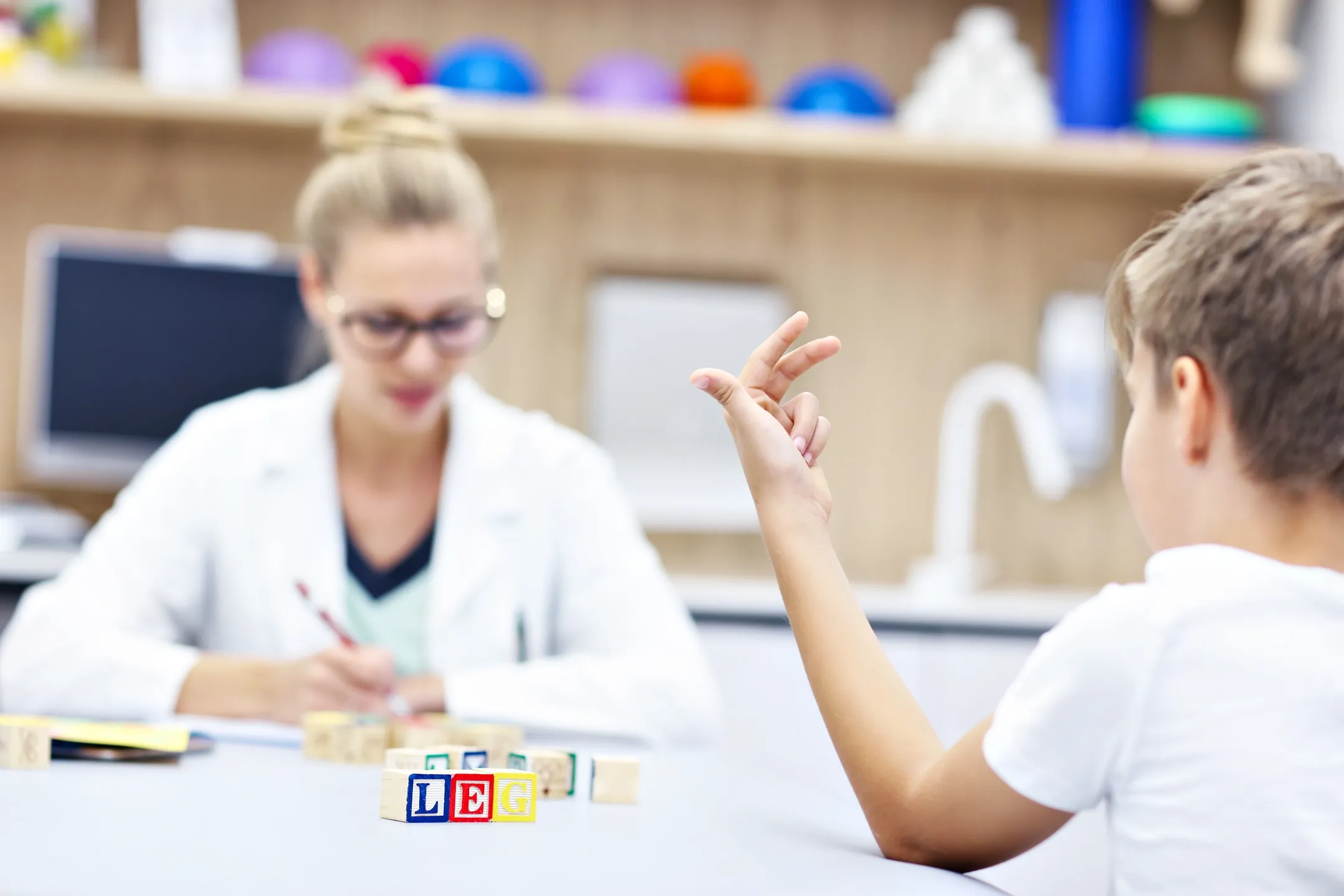 Kinderpsychologin arbeitet in der Praxis mit einem Jungen