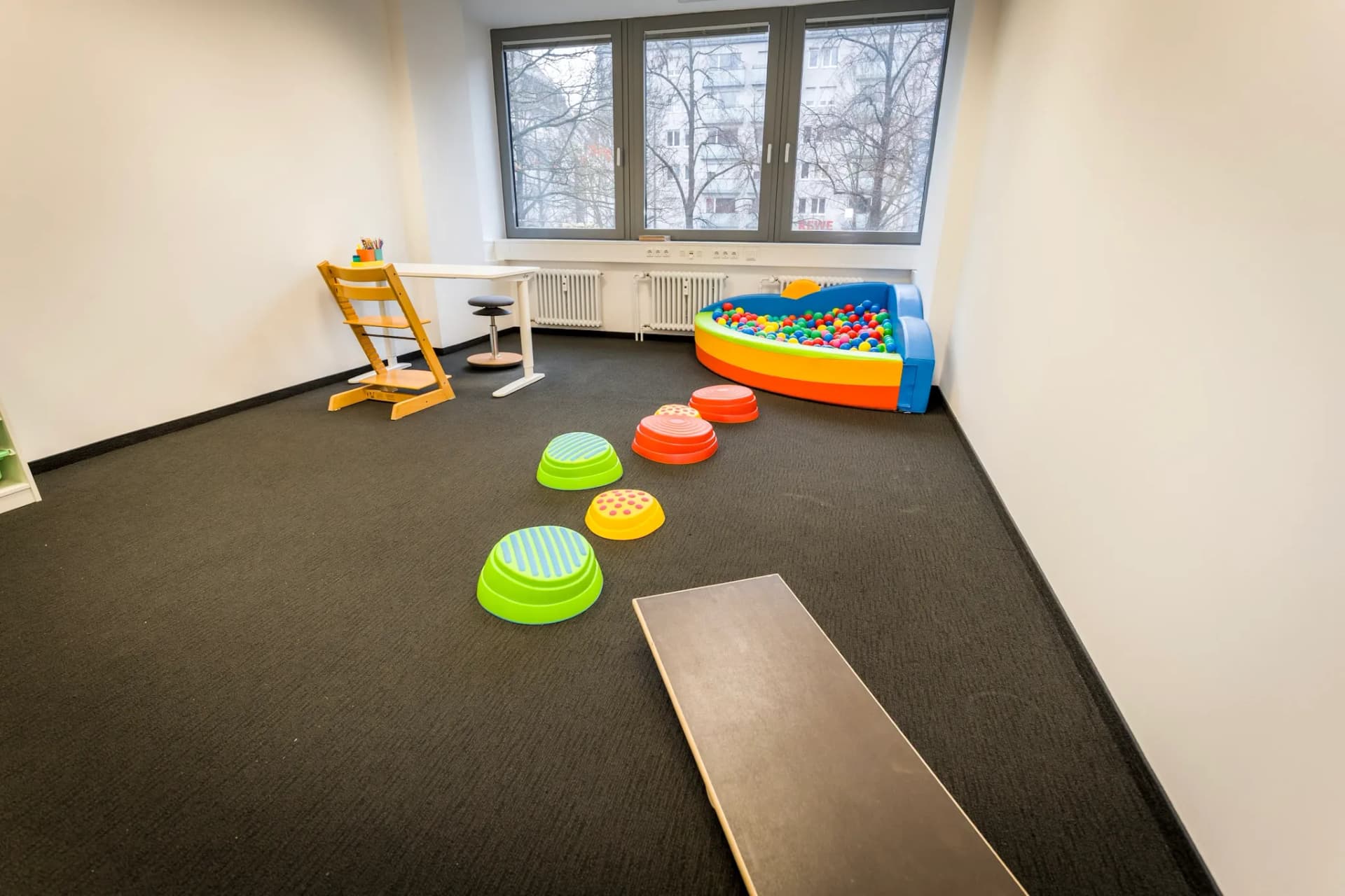 Bällebad und Parkour in der Praxis Nymphenburger Strasse